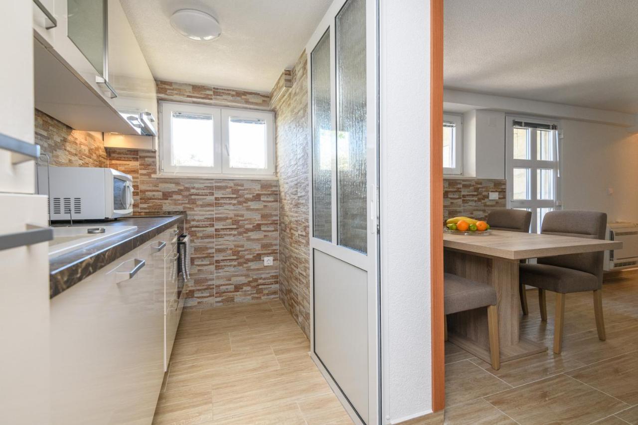 Mario - Veliki Stan Za Odmor - Terasa- Vrt - Bazen - Pogled More, Izoliran Apartment