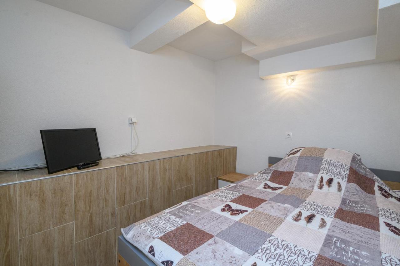 Apartment Mario - Veliki Stan Za Odmor - Terasa- Vrt - Bazen - Pogled More, Izoliran Orasac