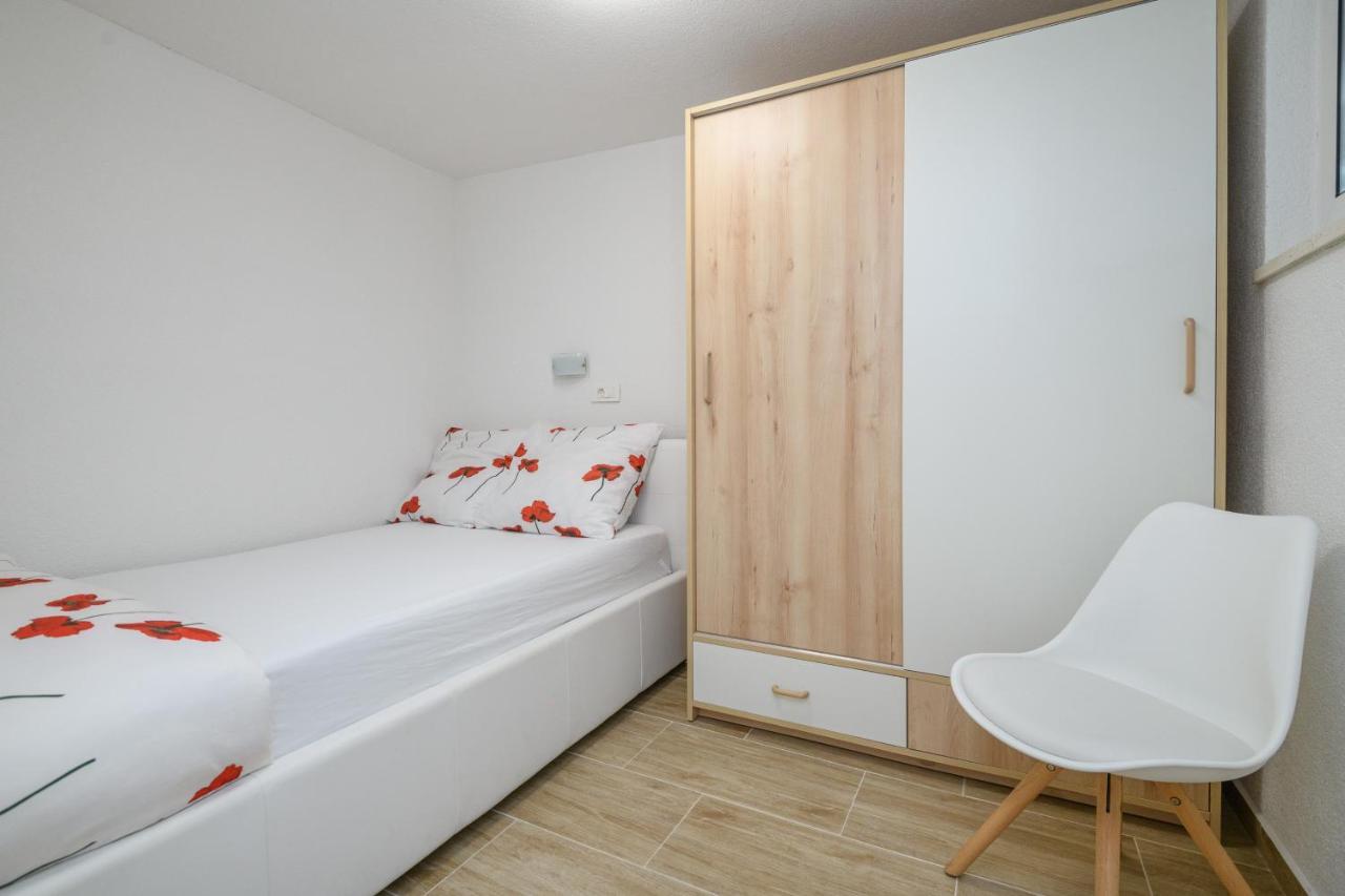Apartment Mario - Veliki Stan Za Odmor - Terasa- Vrt - Bazen - Pogled More, Izoliran *