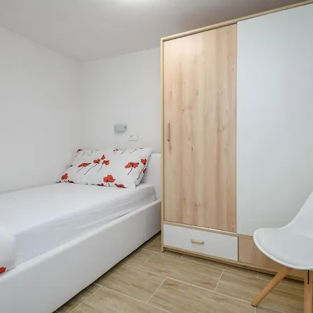 Apartment Mario - Veliki Stan Za Odmor - Terasa- Vrt - Bazen - Pogled More, Izoliran Orasac Exterior photo